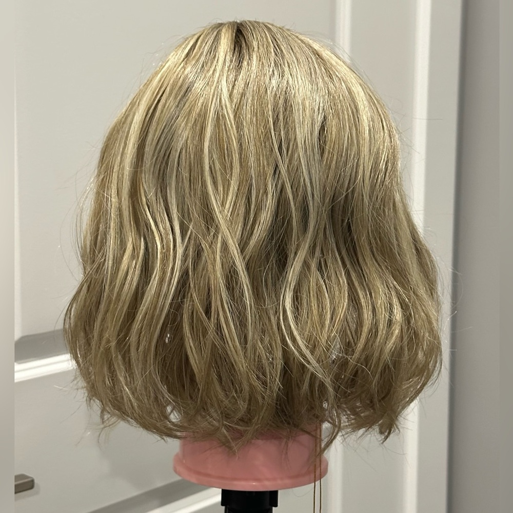 NEW Belle Tress Single Origin Wig In Rootbeer Float Blonde! Beautiful Wavy Short